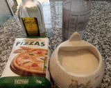 Foto del paso 1 de la receta: Hacer masa de pizza casera y rellenarla. Hacer la masa a mano o con la Amasadora de pan