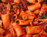 Foto del paso 4 de la receta: Rigatoni con Tomate, Pimiento, Aceitunas y Panceta con Queso Mozzarella Gratinado