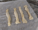 Foto del paso 6 de la receta: Lazos de hojaldre rellenos de crema de almendras y puntas de chocolate