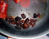 Foto del paso 4 de la receta: Longaniza en salsa con nopales