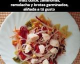 Foto del paso 11 de la receta: Ensalada de pajarita con pollo y maíz dulce, zanahorias, remolacha y brotes germinados. Eliges aliño