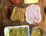 Foto del paso 1 de la receta: Sándwich de jamón, queso, tomate,🍅 guacamole y pasta de ajo🦀