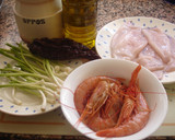 Foto del paso 1 de la receta: Paella de gambones con calamares frescos y ajos tiernos