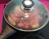 Foto del paso 5 de la receta Huevos a la flamenca con setas y chicharrones