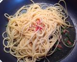Foto del passaggio 3 della ricetta Spaghetti allo zafferano con filetti di acciughe, datterini gialli confit e noci