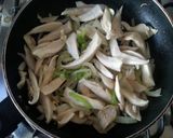 Foto del paso 3 de la receta Merluza salteada con judías y setas