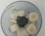 A picture of step 1 of Healthy Chocolate-Banana Smoothie.