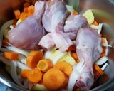 Foto del paso 4 de la receta Muslos de pollo con verduritas!!🍗🥔🥕