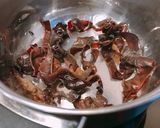 Hình bước làm 2 của món Canh Súp Nấm Thịt Viên & Vỏ Bánh Mandu Xén Dư
