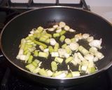Foto del paso 5 de la receta: Tortilla de ajos tiernos y espárragos trigueros