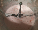 Foto del paso 4 de la receta: Mousse de fresas frescas y queso batido