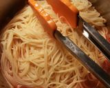 Foto del paso 5 de la receta Espaguetis finos con anchoas y olivas amargas