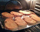 Foto del paso 1 de la receta: Tostas con espárragos envueltos en bacon y queso fundido