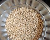 A picture of step 1 of Spring onion and blackeyed bean vegetable.😋😍.