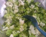 Foto del paso 1 de la receta: Tortitas de brócoli y coliflor horneadas y doradas