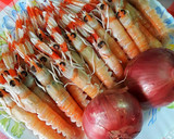 Foto del paso 1 de la receta: Arroz con jugos de cigalas, almejas y pimientos tipo padrón