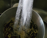 Foto del paso 3 de la receta: Espaguetis negros y blancos con gambas