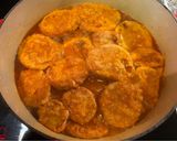 Foto del paso 6 de la receta: Piernas de Cochinillo asado (Tostón asado) con Salsa de manzana y Patatas a la Importancia