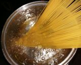 Une image de l'étape 1 de Spaghetti aux Sardine, olive noire.
