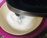 A picture of step 7 of Red velvet cupcakes🤤.