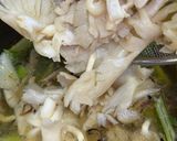 Gambar langkah 3 resipi Sup Sawi, Cendawan Tiram & Suhun Perencah Sup Sayur Adabi.