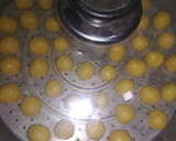 Foto langkah ke 4 dari resep Kue Kering Bola-Bola Coklat No Mixer No Oven.
