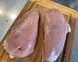 Une image de l'étape 1 de Poulet mariné aux carottes, champignons, épices et coriandre.