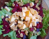 Foto del paso 4 de la receta: Ensalada de remolacha, lechuga, queso, pasas, y nueces