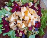 Foto del paso 4 de la receta: Ensalada de remolacha, lechuga, queso, pasas, y nueces