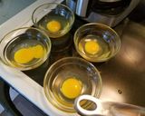 A picture of step 1 of Poached Eggs.