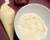 Foto langkah ke 7 dari resep Strawberry Streusel Bread.
