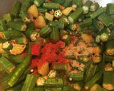 A picture of step 3 of Aloo Bhindi Fry.