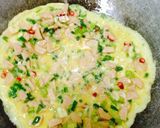 Foto langkah ke 3 dari resep Telur Dadar Sosis Tebal.