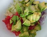 Foto del paso 3 de la receta Ensalada de pepino, tomate y aguacate aliñada con agua de mar