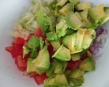 Foto del paso 3 de la receta: Ensalada de pepino, tomate y aguacate aliñada con agua de mar
