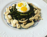 Foto del paso 6 de la receta: Salteado de espárragos de temporada con gamba congelada, pechuga de pollo y huevos de codorniz