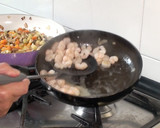 Foto del paso 5 de la receta: Saquitos de pasta filo con gambas y verduras