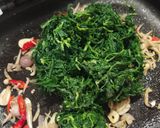 Foto langkah ke 3 dari resep Tumis Daun Kenikir Teri.