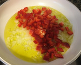 Foto del paso 2 de la receta: Tortilla de patatas con cebolla, pimiento y jamón
