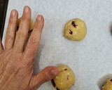 Foto del paso 2 de la receta: Cookies de arándanos rojos y chocolate blanco