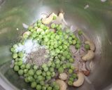 A picture of step 2 of Roasted garlic green peas soup.