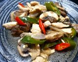 Foto langkah ke 3 dari resep Tumis ayam jamur kancing.