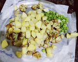 फ्राई आलू गोभी (fry aloo gobi recipe in Hindi) रेसिपी चरण 2 फोटो