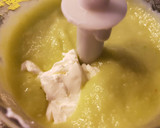Foto del paso 4 de la receta: Crema de calabacín con aguacate y cacahuetes