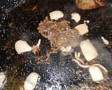 Foto del paso 2 de la receta: Arroz con conejo, sepia, langostinos, calabacín y espinacas