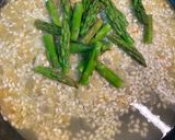 Foto del paso 4 de la receta Risotto de salmón y espárragos con su caldo a mi manera