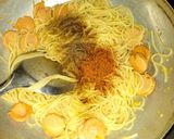 Foto langkah ke 7 dari resep Spaghetti Aglio Olio Sosis Simple.
