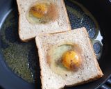Une image de l'étape 2 de Tartines façon croque monsieur aux œufs coulant 😋 et son toast au fromage fondu.
