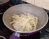 A picture of step 3 of Aglio e olio fettuccine.