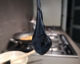 Foto del paso 3 de la receta: Fideuá negra con gambita de Huelva y sepia